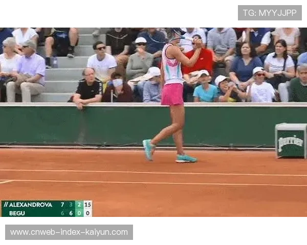 网球比赛选手怒摔球拍却反弹回来砸到自己